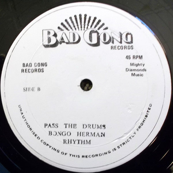U Brown / Bongo Herman : Man In The Hat / Pass The Drums (12")